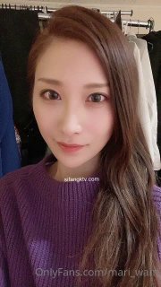 人间水蜜桃高颜值妖艳妹子自慰秀，脱掉内裤地上假屌骑坐抽插大黑牛震动